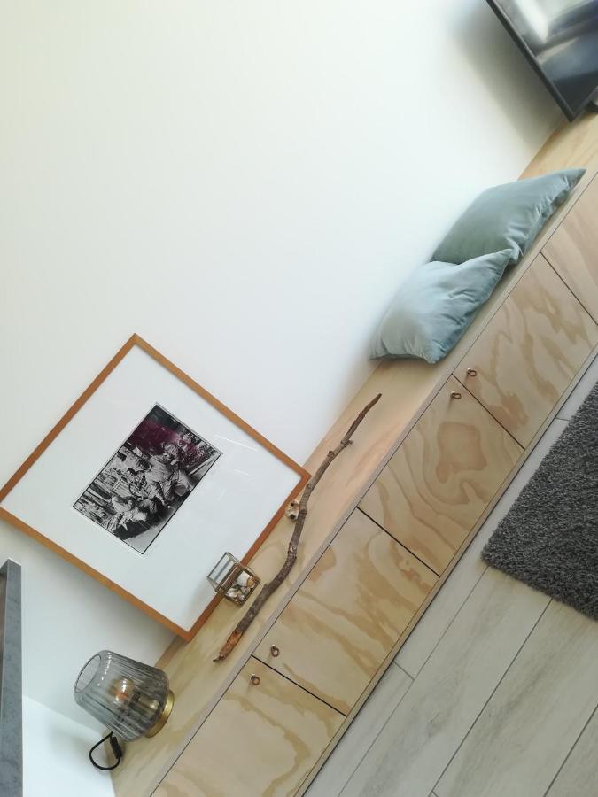 Modern, Gezellig Met Ruim Terras In Appartement *
